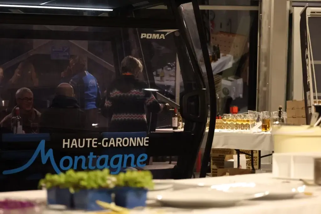 photo de la télécabine en premier plan et buffet des vins en arrière plan
