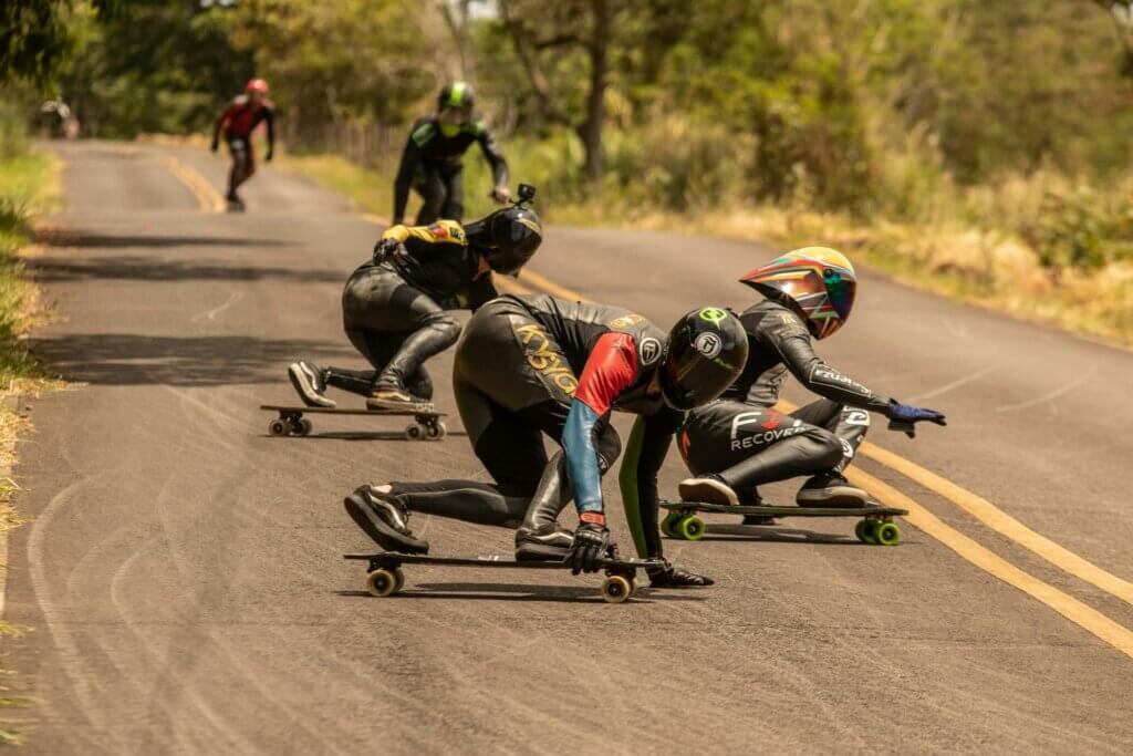 personnes en longboard faisant une course de descente