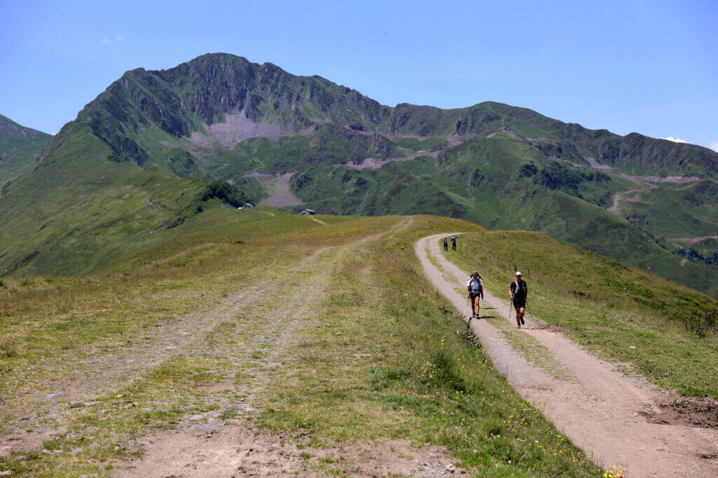 2 randonneurs sur un sentier de Luchon-superbagnères