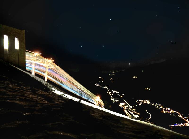Les montagnes des Pyrénées crémaillère express de nuit Luchon-Superbagnères