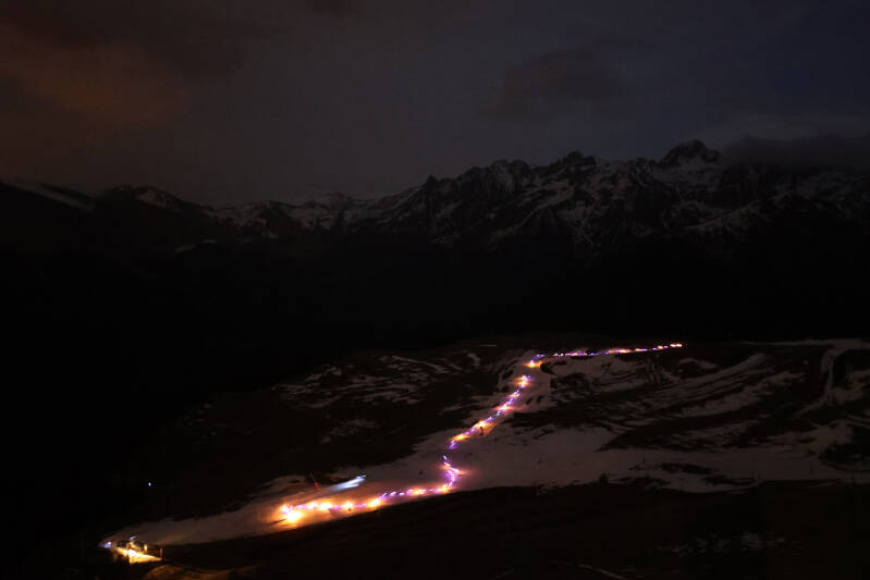 Les montagnes des Pyrénées flambeaux superbagnères nocturne pyrénées