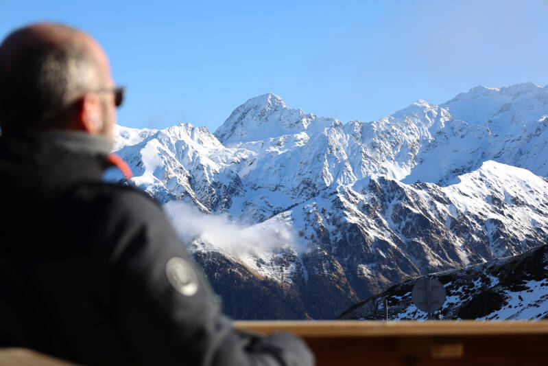 Les montagnes des Pyrénées photo terrasse restaurant superbagnères pyrénées