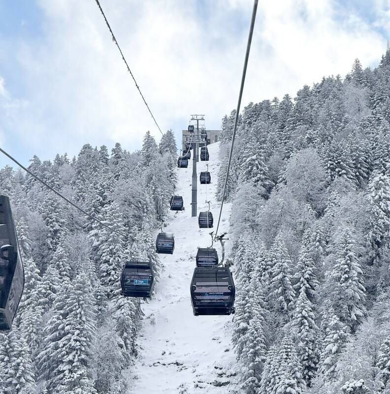 Les montagnes des Pyrénées télécabine crémaillère express luchon superbagnères neige cabine