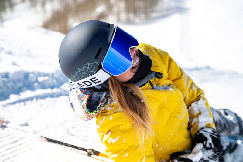 Femme neige casque ski - Unsplash