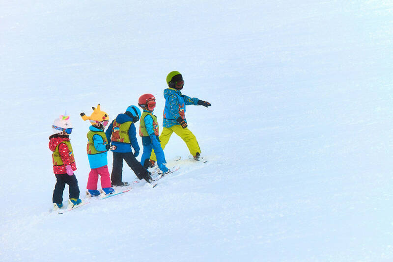 Unsplash - enfants neige débutant ski