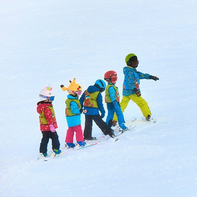 Unsplash - enfants neige débutant ski