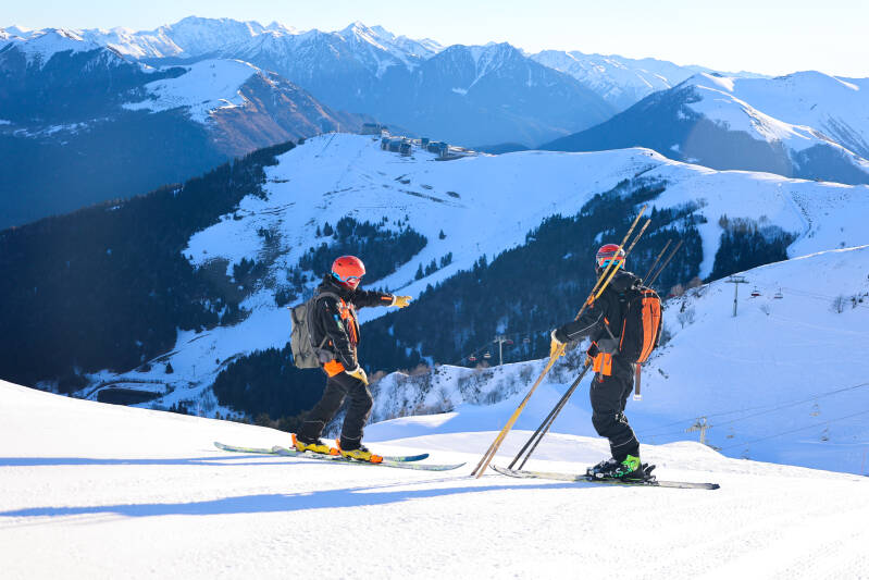 Les stations de ski Pisteurs de Superbagneres à l'ouverture des pistes de ski