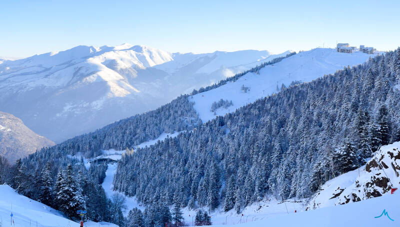 Station de ski de superbagneres sous une couche de neige fraiche et le soleil levant sur la vallée de luchon dans les pyrénées